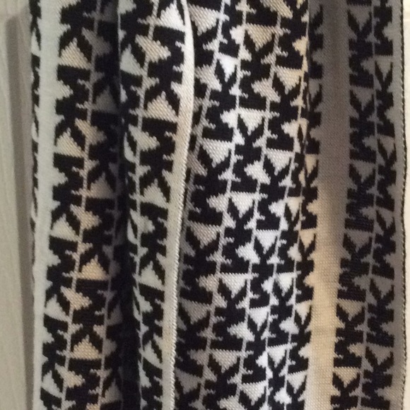 Michael Kors shawl and scarf. - Picture 8 of 8